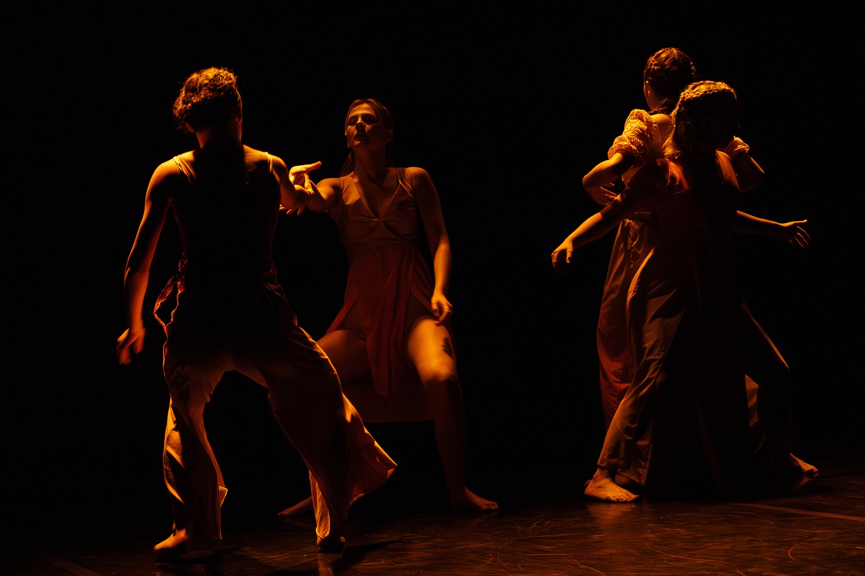 Grupowy spektakl taneczny